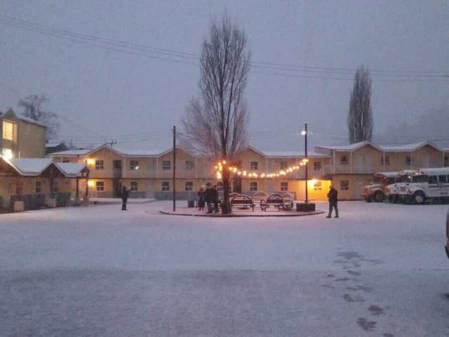 Habitación doble, 2 camas dobles | Zona de estar | Una televisión de pantalla plana
