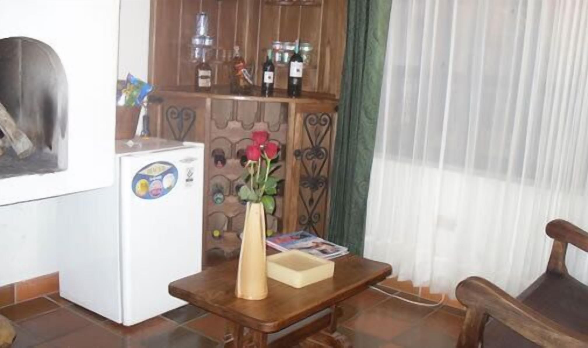 suite | living area | 32-inch lcd tv with cable channels, tv