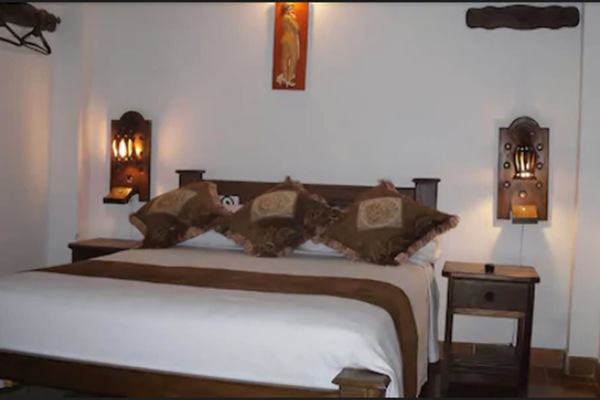 Double Room | In-room safe, WiFi (free), bed sheets