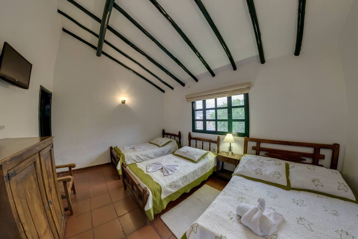 Quadruple Room | In-room safe, free WiFi, bed sheets