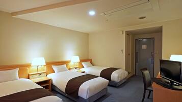 Triple Room, Smoking | Desk, free WiFi, bed sheets, wheelchair access