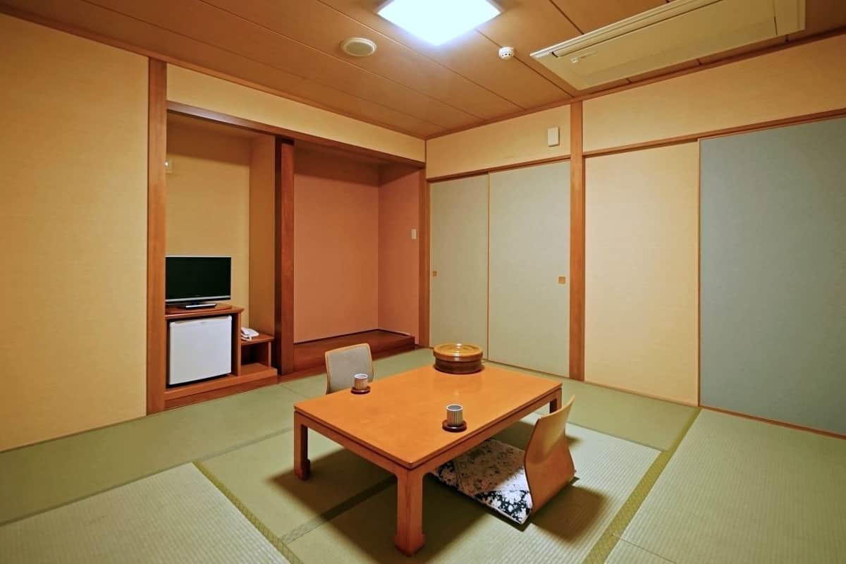 Japanese Room, Smoking (13m2) | Desk, free WiFi, bed sheets, wheelchair access