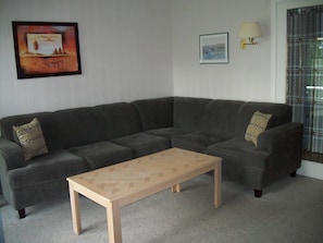Standard-Ferienhaus, 2 Schlafzimmer, Seeblick | Wohnzimmer | Flachbildfernseher, Kamin, DVD-Player