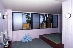 Bañera y ducha independientes, bañera profunda