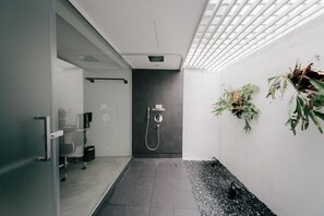 Business Room | Bathroom shower - Lloyd's Inn (Singapore)