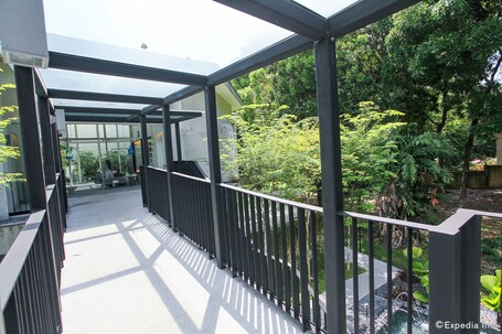 Lloyd's Inn - Image 30