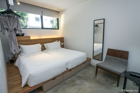 Lloyd's Inn - Image 42