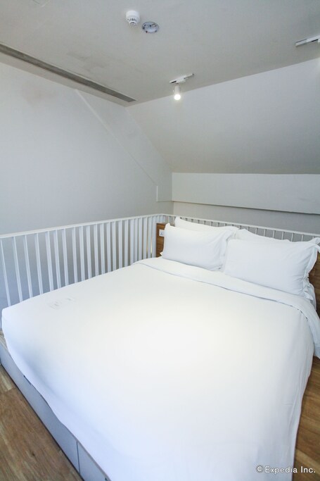 Lloyd's Inn - Image 37