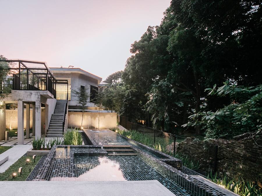 Piscine extérieure, chaises longues