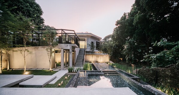 室外游泳池，日光浴躺椅