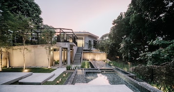 Una piscina al aire libre, tumbonas
