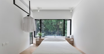 Habitación superior | Caja fuerte, escritorio, cortinas opacas y tabla de planchar con plancha