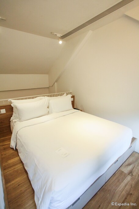 Lloyd's Inn - Image 38