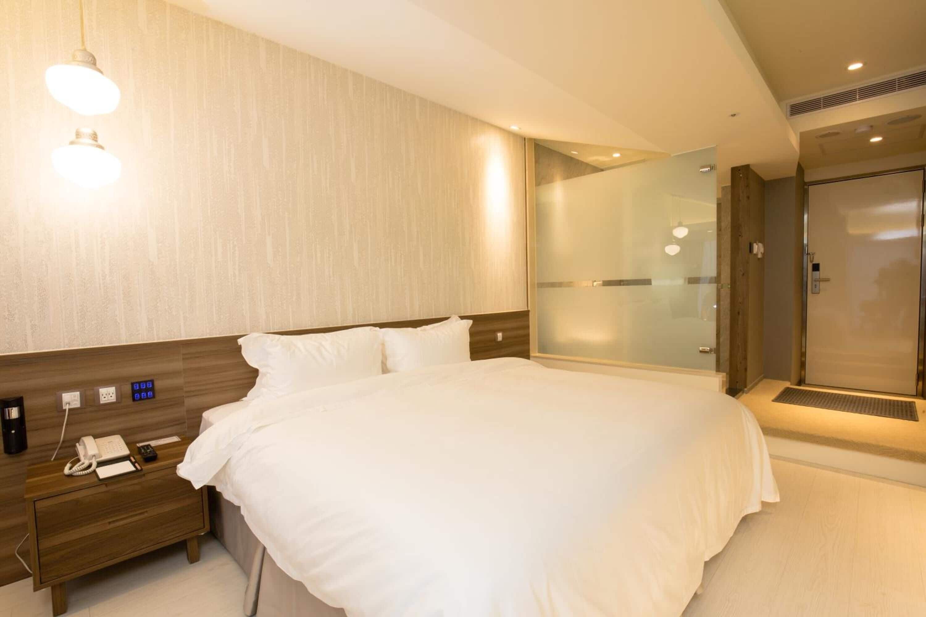 in-room safe, free wifi, bed sheets