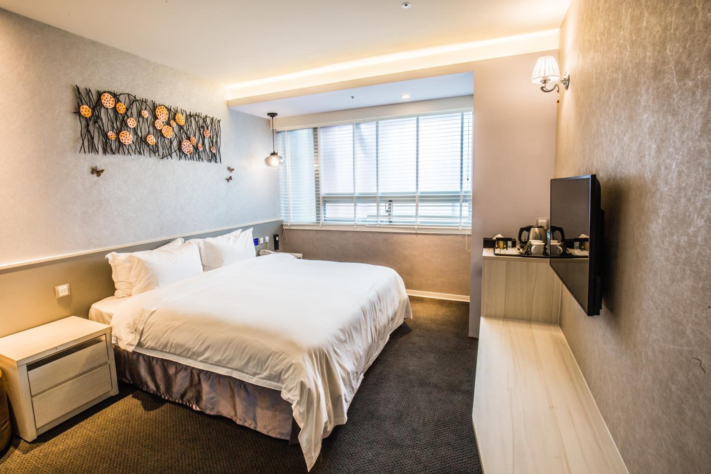 in-room safe, free wifi, bed sheets