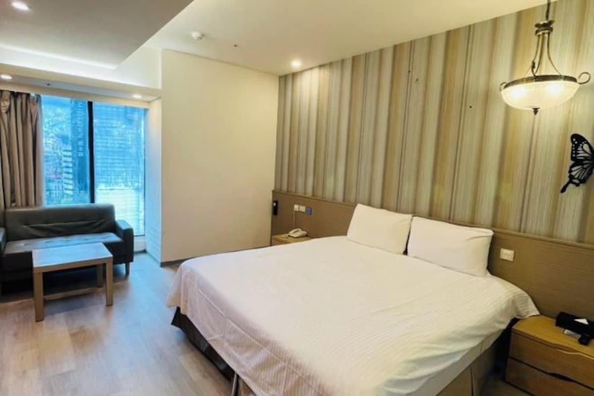In-room safe, WiFi (free), bed sheets