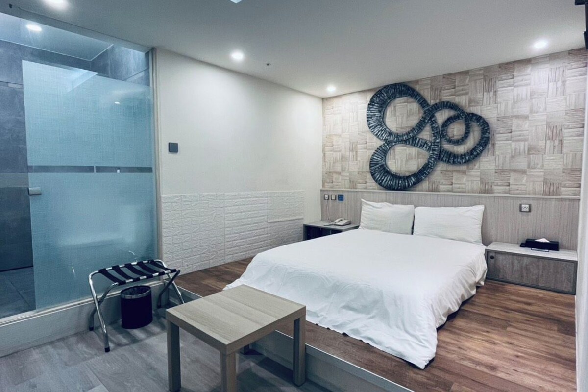 Comfort Double Room (Elegant) | In-room safe, WiFi (free), bed sheets