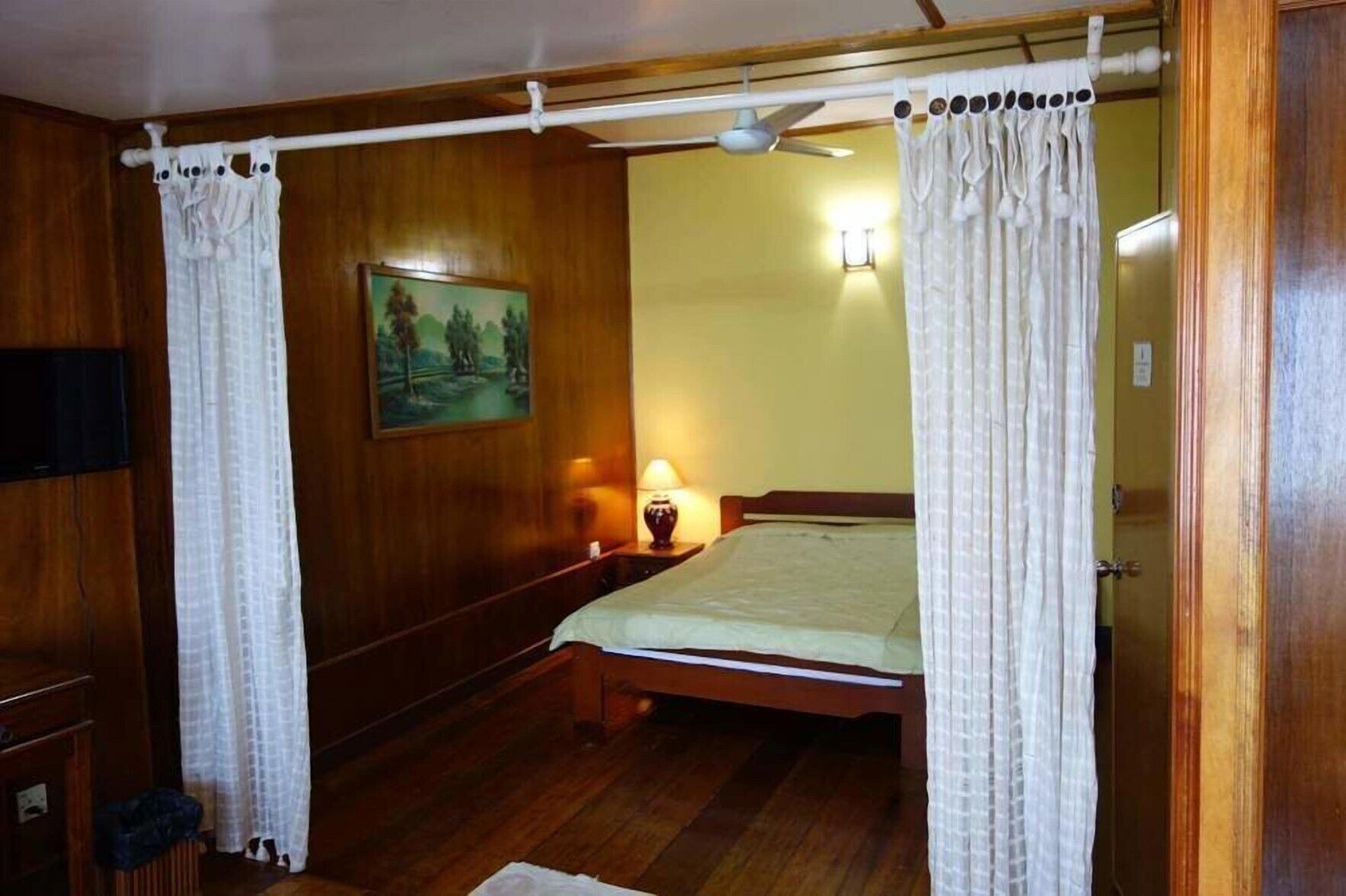 مكتب وستائر تعتيم وأسرّة أطفال/رضّع وأسرّة قابلة للطي