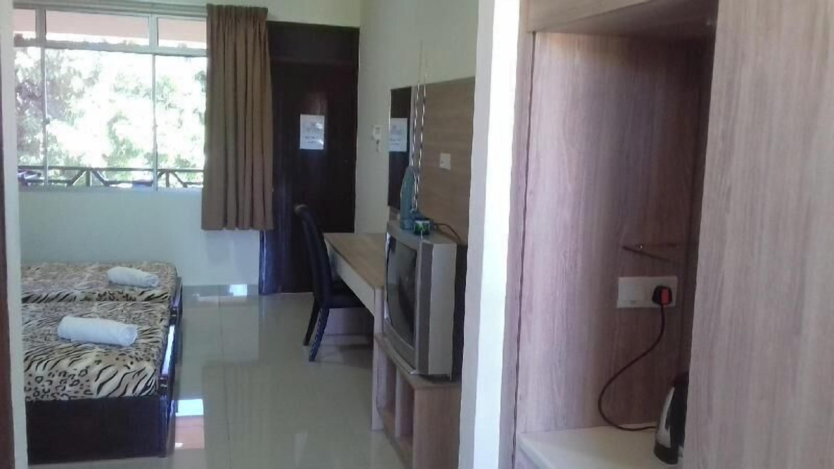 مكتب وستائر تعتيم وأسرّة أطفال/رضّع وأسرّة قابلة للطي