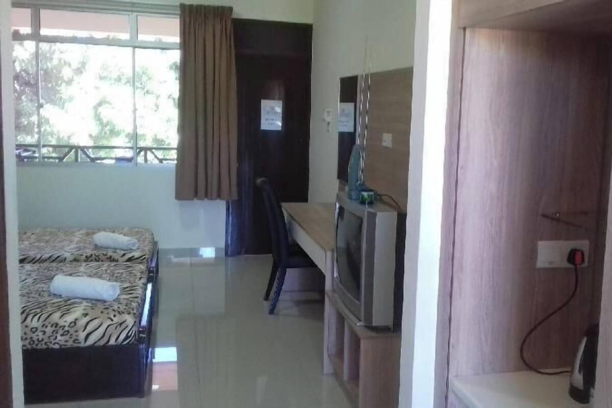 مكتب وستائر تعتيم وأسرّة أطفال/رضّع وأسرّة قابلة للطي