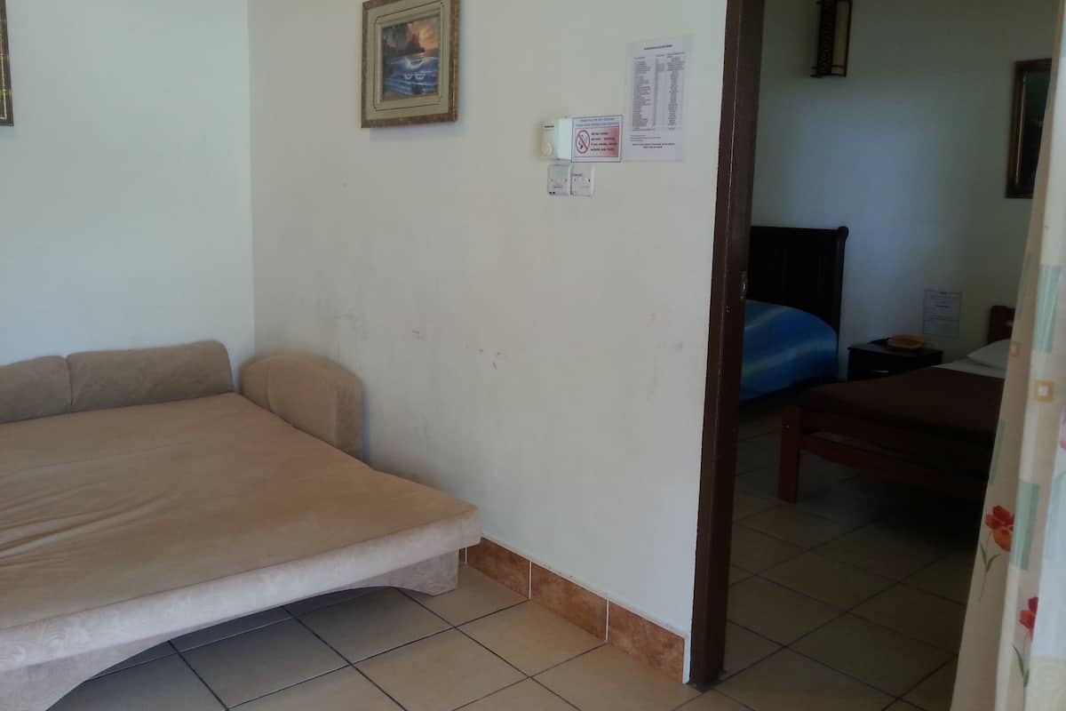 Habitación familiar (Deluxe, 5 Pax) | Escritorio, cortinas blackout, cunas y camas extra
