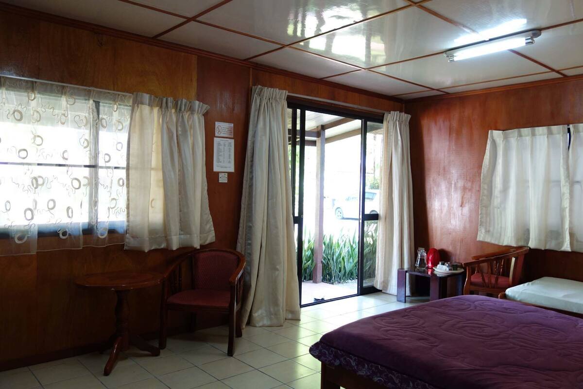 مكتب وستائر تعتيم وأسرّة أطفال/رضّع وأسرّة قابلة للطي