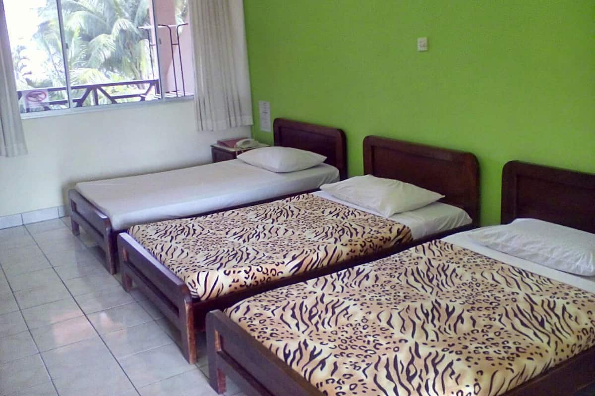 Habitación triple Deluxe, 3 camas individuales | Escritorio, cortinas blackout, cunas y camas extra