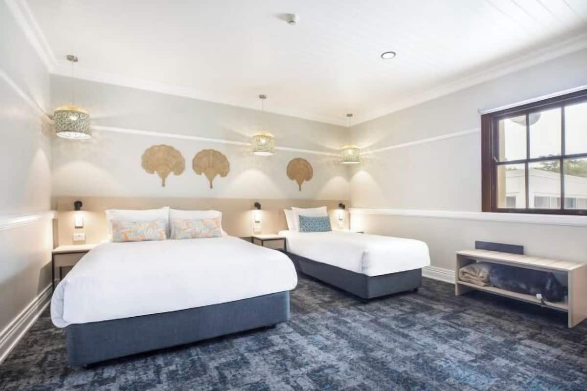 Iron/ironing board, WiFi (free), bed sheets