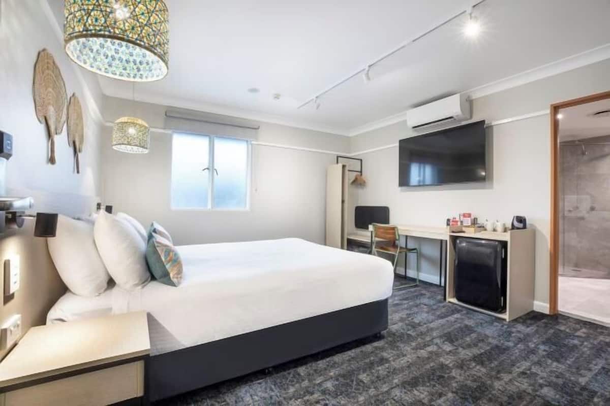 Iron/ironing board, WiFi (free), bed sheets