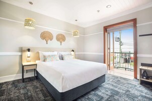 Tabla de planchar con plancha, wifi gratis y ropa de cama 