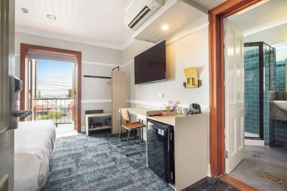 Iron/ironing board, WiFi (free), bed sheets