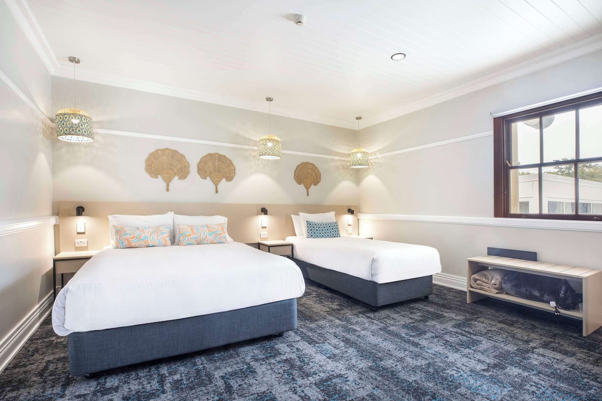 Quarto triplo standard | Ferros/tábuas de passar roupa, Wi-Fi de cortesia, roupa de cama