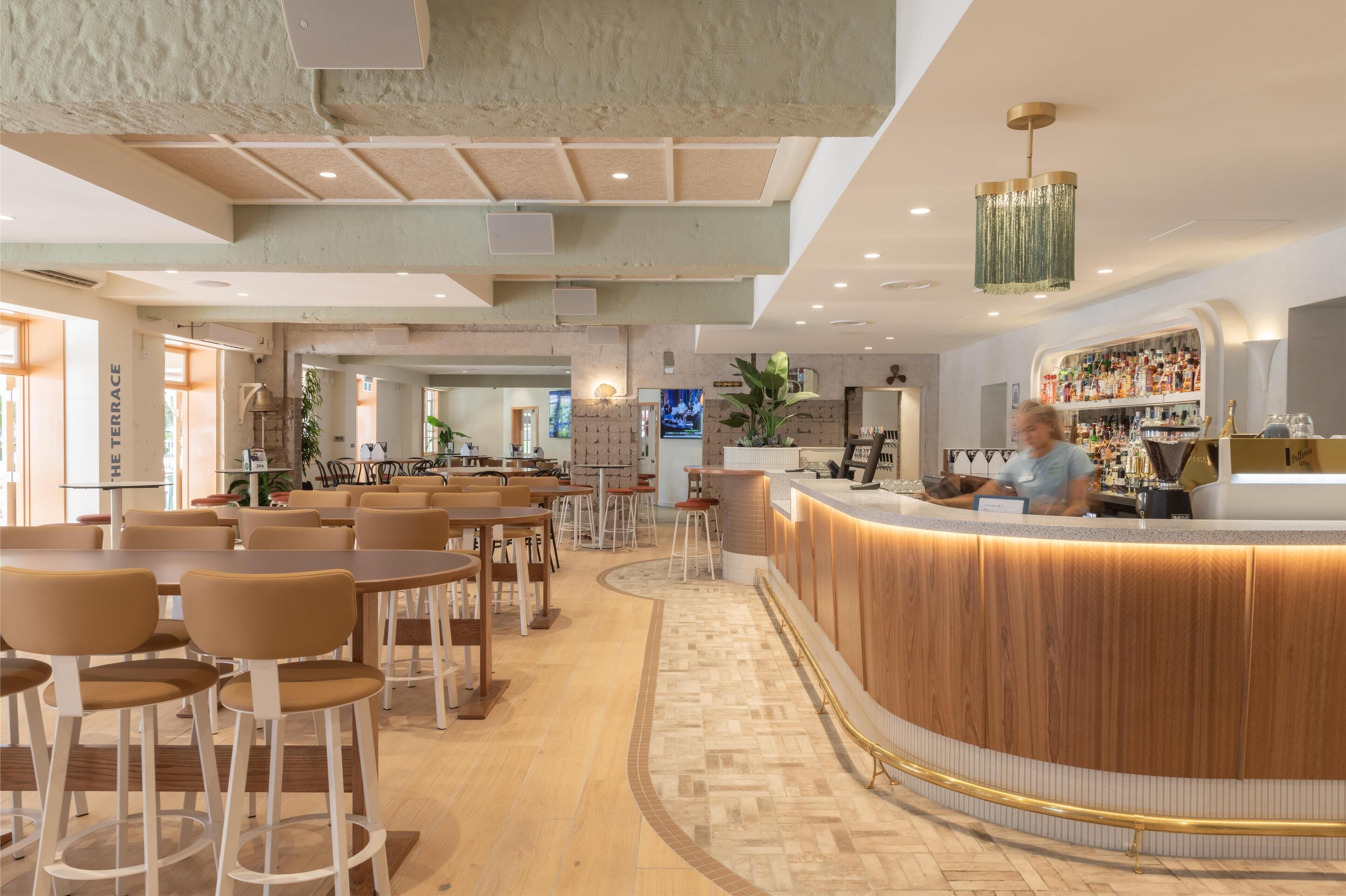 4 bars/lounges
