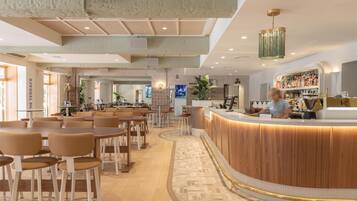 4 bars/lounges