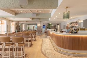 4 bars/lounges