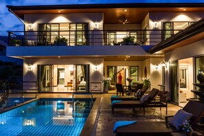 Outdoor pool, pool loungers - Samui Sunrise Villa (Koh Samui)
