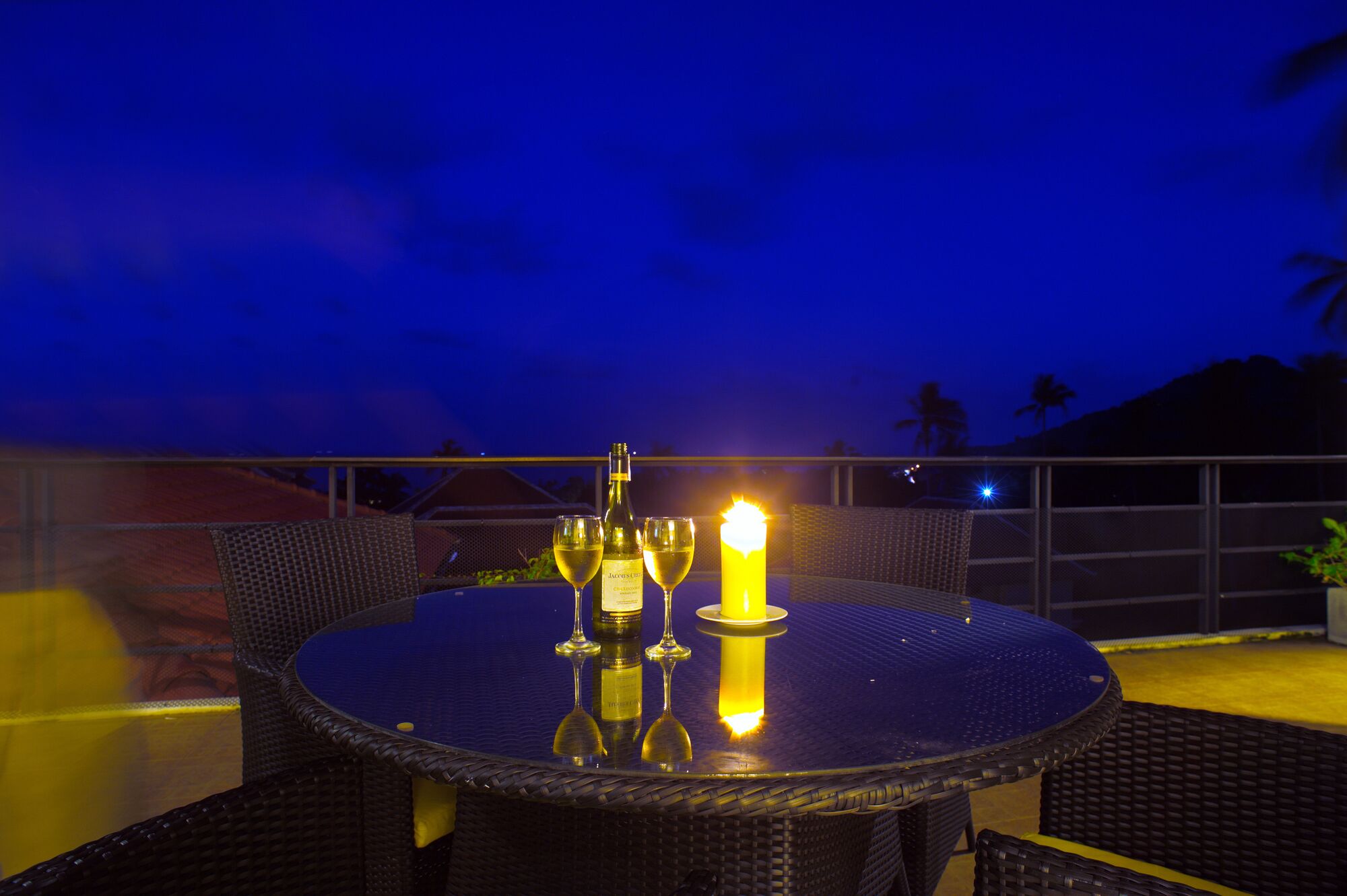 Premium-sengetøj, pengeskab på værelset, skrivebord