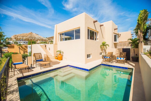 Außenpool, Liegestühle