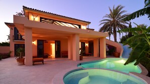 Outdoor spa tub - Villa de los Suenos (Cabo San Lucas)