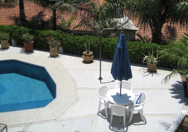Piscine extérieure, parasols, chaises longues