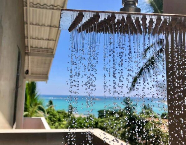 Villa, 3 chambres | Douche de la salle de bain