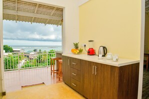 Villa, 3 chambres | Cuisine privée | Réfrigérateur, four à micro-ondes, surface de cuisson