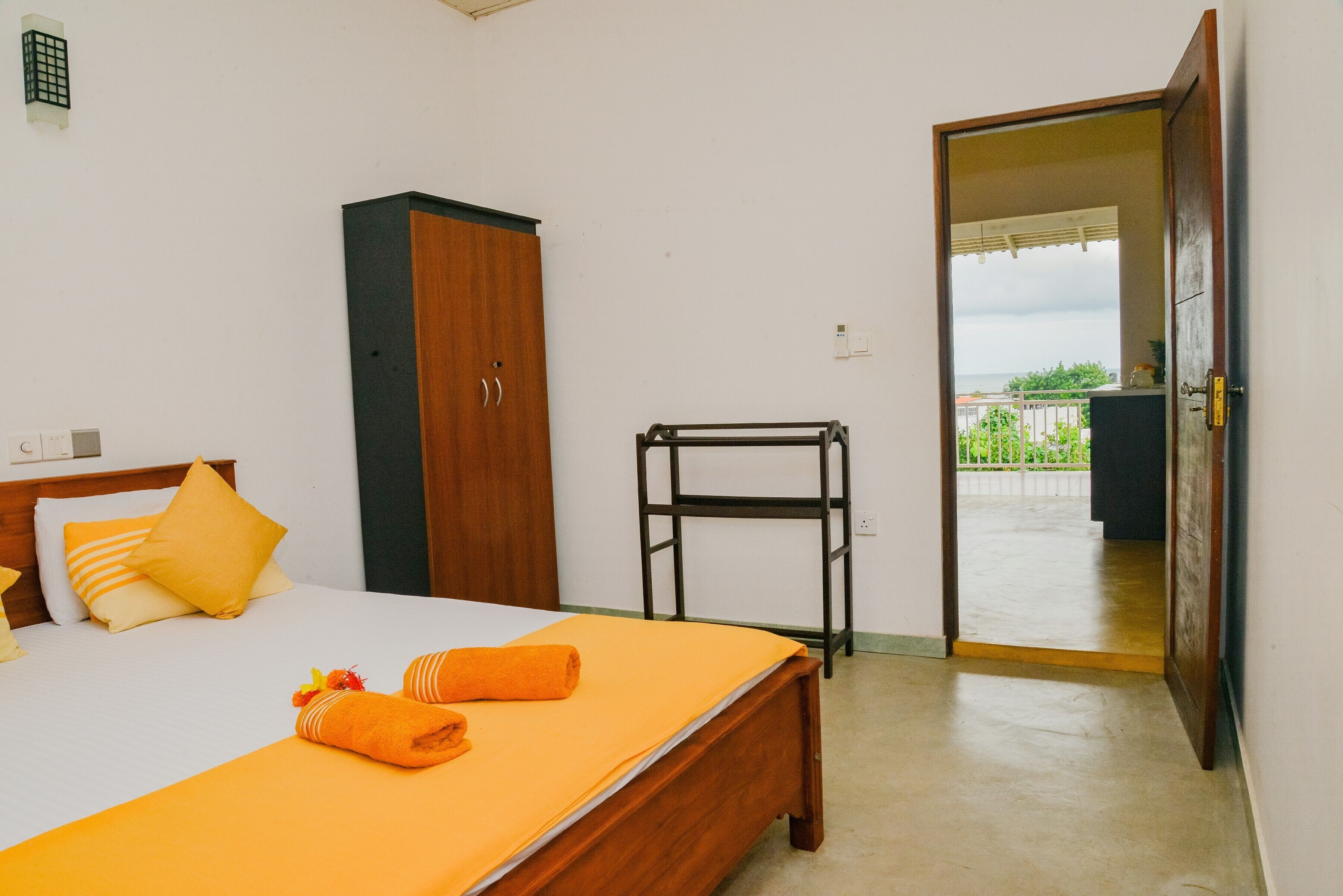 Une chambre d’hôtel avec un lit, une armoire et une vue sur l’extérieur.