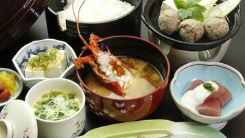 Dundyner, pengeskab på værelset, skrivebord, mørklægningsgardiner