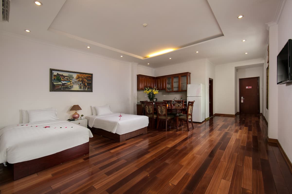 Penthouse Suite City View | Minibar, in-room safe, desk, rollaway beds