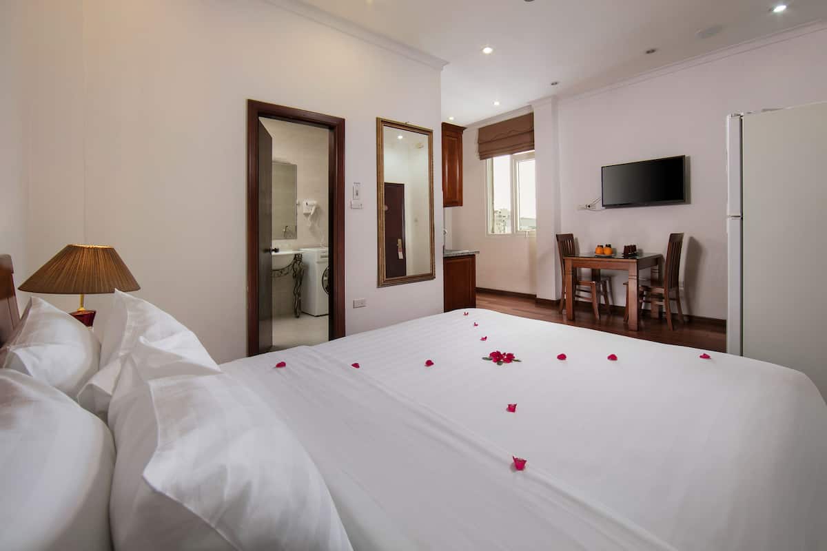 Deluxe Family Connecting City View | Minibar, in-room safe, desk, rollaway beds