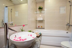 Deluxe Family Connecting City View | Badkamer | Gratis toiletartikelen, een haardroger, pantoffels