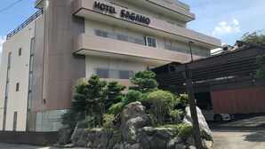 Een meerlaags gebouw met het bord 'HOTEL SAGANO', wat aangeeft dat het een hotel is.