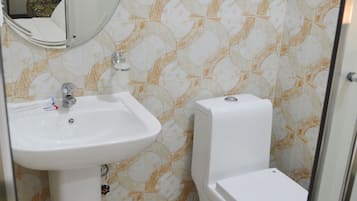 淋浴設備、淋浴花灑、免費盥洗用品、拖鞋