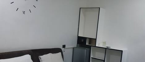 Luxury Room, 1 King Bed, Non Smoking | Free WiFi, bed sheets